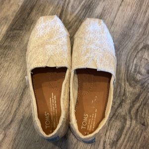 Tom’s girls size 3